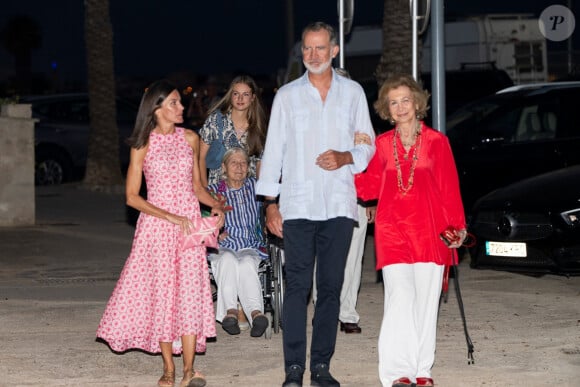 Le roi Felipe VI et la reine Letizia d'Espagne, dînent en famille au restaurant Mia à Palma de Majorque, le 4 août 2024. Ils étaient entourés de leurs filles, la princesse Leonor, l'infante Sofia d'Espagne, la reine Sofia, sa soeur, la princesse Irène de Grèce et sa cousine, Tatiana Radziwill.