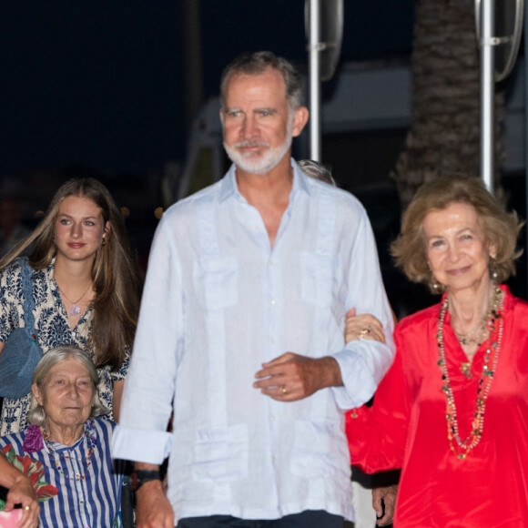 Le roi Felipe VI et la reine Letizia d'Espagne, dînent en famille au restaurant Mia à Palma de Majorque, le 4 août 2024. Ils étaient entourés de leurs filles, la princesse Leonor, l'infante Sofia d'Espagne, la reine Sofia, sa soeur, la princesse Irène de Grèce et sa cousine, Tatiana Radziwill.