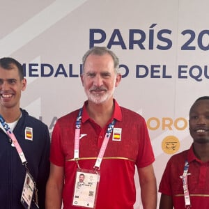 Le roi Felipe VI visite le village olympique avec des bénévoles et athlètes espagnols, le lundi 5 août 2024.