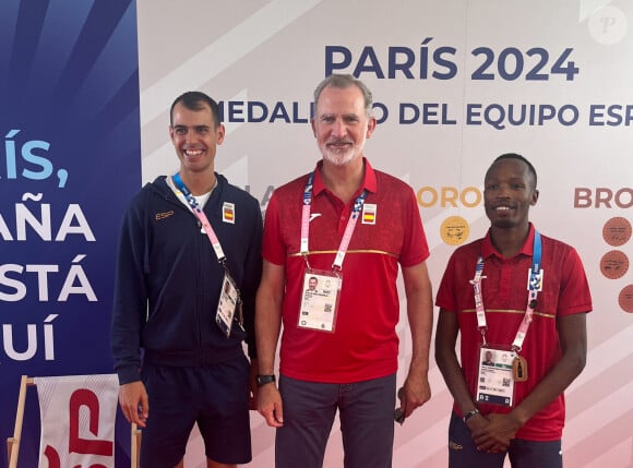 Le roi Felipe VI visite le village olympique avec des bénévoles et athlètes espagnols, le lundi 5 août 2024.