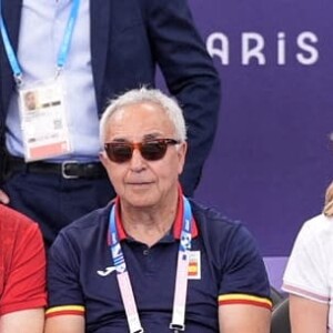 Le roi Felipe VI avec la ministre de l'Education espagnole Pilar Alegría, lors de la demi-finale de basket-ball entre les Etats-Unis et l'Espagne, le 5 août 2024.