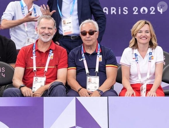 Le roi Felipe VI avec la ministre de l'Education espagnole Pilar Alegría, lors de la demi-finale de basket-ball entre les Etats-Unis et l'Espagne, le 5 août 2024.