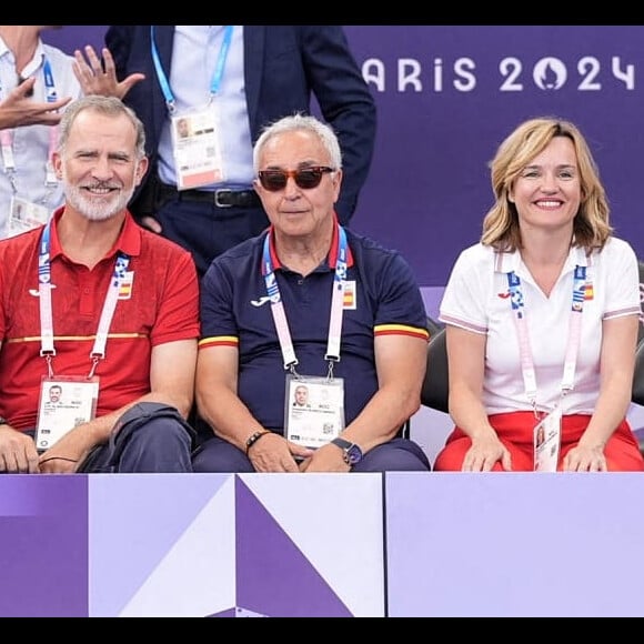 Le roi Felipe VI avec la ministre de l'Education espagnole Pilar Alegría, lors de la demi-finale de basket-ball entre les Etats-Unis et l'Espagne, le 5 août 2024.