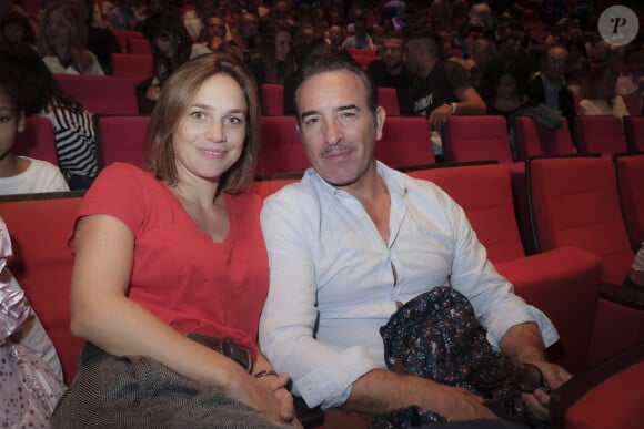 Les parents de Jeanne et d'Alice sont d'un soutien sans faille l'un envers l'autre. 
Exclusif - Nathalie Pechalat et son mari Jean Dujardin - People à la représentation exceptionnelle du spectacle musical "Sur la route Enchantée" de Chantal Goya au Palais des Congrès de la Porte Maillot à Paris - © Jack Tribeca / Bestimage