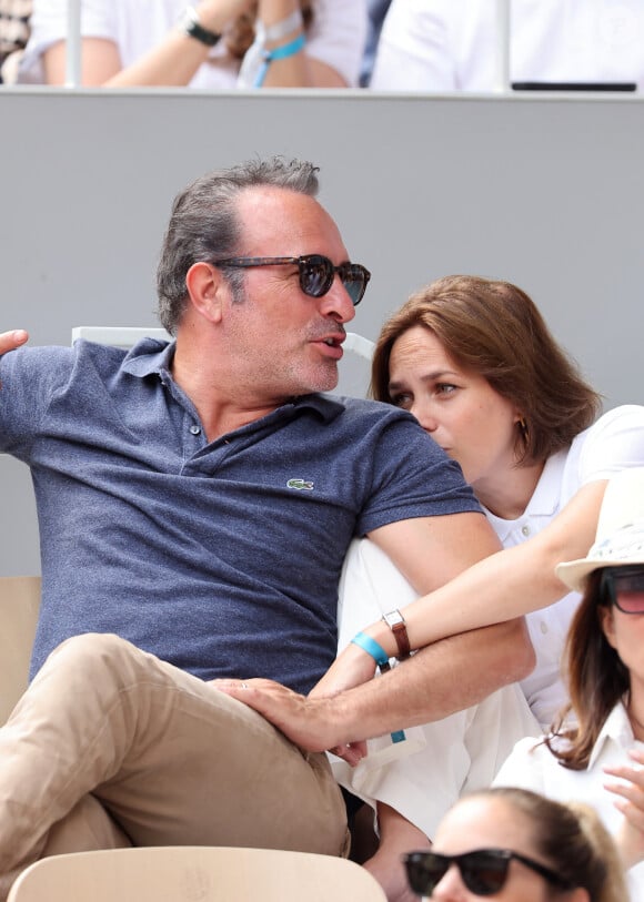 Jean Dujardin et sa femme Nathalie Péchalat - Célébrités en tribunes des Internationaux de France de tennis de Roland Garros 2023 à Paris le 11 juin 2023. © Jacovides-Moreau/Bestimage