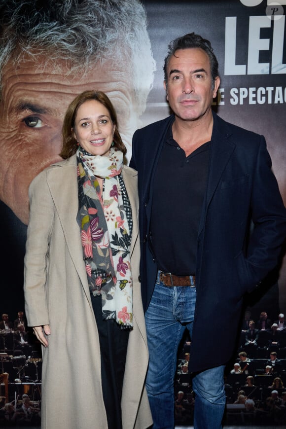 Exclusif - Jean Dujardin et sa femme Nathalie Péchalat - Photocall - Spectacle symphonique Claude Lelouch "D'un film à l'autre" au Palais des Congrès de Paris le 14 novembre 2022.