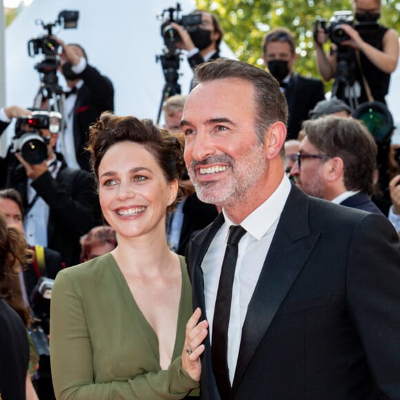 Jean Dujardin et sa femme Nathalie Péchalat - Montée des marches du film " OSS 117 : Alerte rouge en Afrique Noire " lors du 74ème Festival International du Film de Cannes. Le 17 juillet 2021 © Borde-Jacovides-Moreau / Bestimage