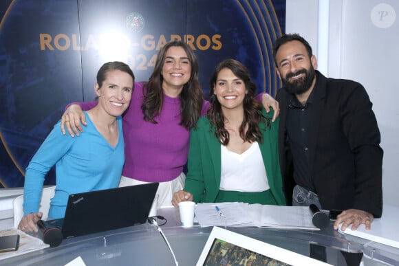 Exclusif - Les journalistes Justine Henin, Cécile Grès, Inès Lagdiri-Nastasi et Michaël Jeremiasz (Sportif paralympique de tennis en fauteuil roulant et consultant France TV) - Plateau de France Télévision lors des Internationaux de France de Tennis de Roland Garros 2024 - Jour 5 à Paris le 30 Mai 2024. © Bertrand Rindoff / Bestimage 