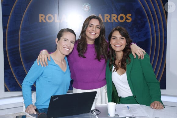 Exclusif - Les journalistes Justine Henin, Cécile Grès et Inès Lagdiri-Nastasi - Plateau de France Télévision lors des Internationaux de France de Tennis de Roland Garros 2024 - Jour 5 à Paris le 30 Mai 2024. © Bertrand Rindoff / Bestimage