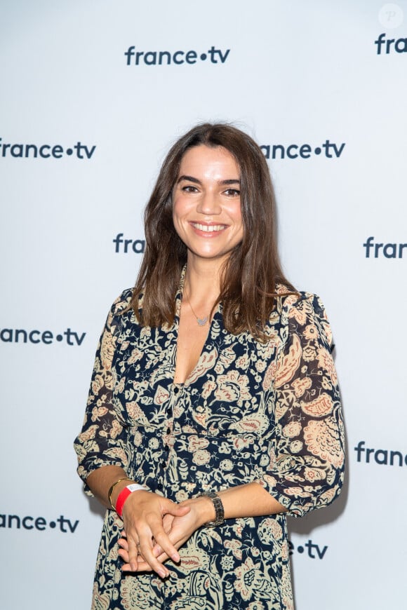 Cécile Grès lors du photocall dans le cadre de la conférence de presse de France Télévisions au Pavillon Gabriel à Paris, France, le 24 août 2021. © Pierre Perusseau/Bestimage 