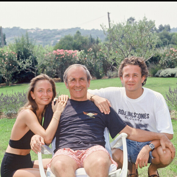 Davantage proche de sa petite dernière, Mathilde, avec laquelle il est monté sur scène, Patrice Laffont a heureusement pu apaiser sa relation avec ses aînés au fil du temps. 
Archives - Patrice Laffont avec sa fille Axelle et son fils à Saint-Tropez.