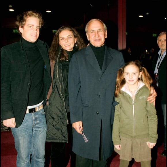 Papa de trois enfants, Axelle, Fabrice et Mathilde, il avait confié ses regrets de ne pas avoir été toujours présent pour eux. 
Patrice Laffont, sa femme et sa fille et son neveu - Exclusif - Spectacle d'Axelle Laffont à l'Olympia de Paris