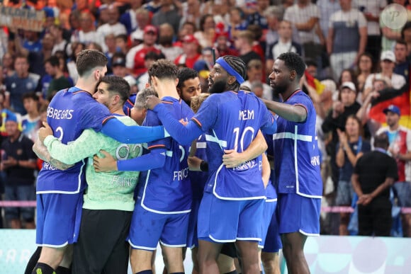 L'équipe de France lors du match de handball qui l'a opposée à l'Allemagne lors des quarts de final durant les Jeux Olympiques 2024 au Stade Pierre Mauroy, le 7 août 2024. © Laurent Sanson/Panoramic/Bestimage