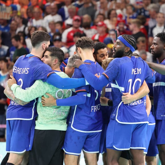 L'équipe de France lors du match de handball qui l'a opposée à l'Allemagne lors des quarts de final durant les Jeux Olympiques 2024 au Stade Pierre Mauroy, le 7 août 2024. © Laurent Sanson/Panoramic/Bestimage