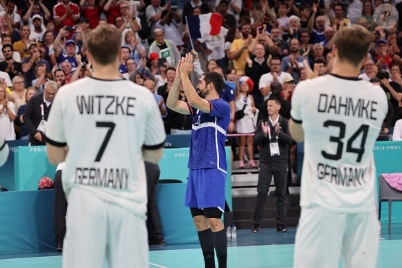 Hommage à Nikola Karabatic lors du match de handball qui a opposé la France à l'Allemagne lors des quarts de final durant les Jeux Olympiques 2024 au Stade Pierre Mauroy, le 7 août 2024. © Laurent Sanson/Panoramic/Bestimage