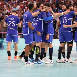 L'équipe de France lors du match de handball qui l'a opposée à l'Allemagne lors des quarts de final durant les Jeux Olympiques 2024 au Stade Pierre Mauroy, le 7 août 2024. © Laurent Sanson/Panoramic/Bestimage