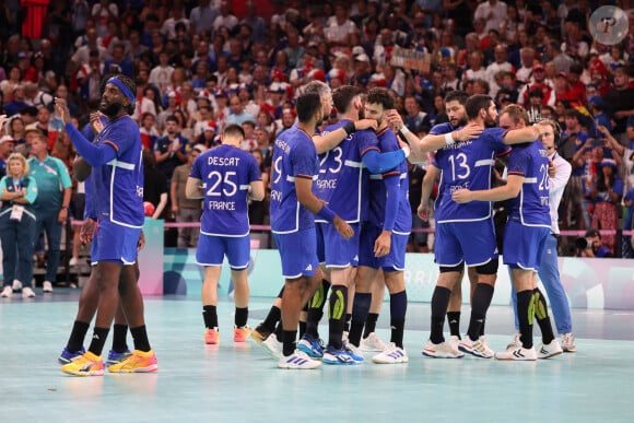 L'équipe de France lors du match de handball qui l'a opposée à l'Allemagne lors des quarts de final durant les Jeux Olympiques 2024 au Stade Pierre Mauroy, le 7 août 2024. © Laurent Sanson/Panoramic/Bestimage