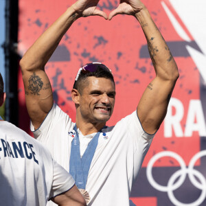 "Les médaillés se portent bien", ajoute Florent Manaudou en légende.
 
Florent Manaudou, Club France, Grande Halle de la Villette, Paris 5 Aout 2024. © Jeremy Melloul / Bestimage