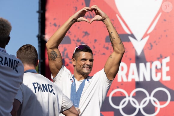 "Les médaillés se portent bien", ajoute Florent Manaudou en légende.
 
Florent Manaudou, Club France, Grande Halle de la Villette, Paris 5 Aout 2024. © Jeremy Melloul / Bestimage