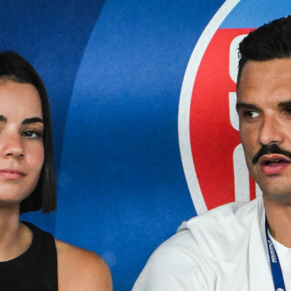 Le nageur est en couple avec la jeune étudiante de 23 ans depuis quelques mois
 
Florent Manaudou et sa nouvelle compagne Lola Dumenil dans les tribunes lors des Championnats de France de natation à Chartres le 18 Juin 2024. © Matthieu Mirville/Bestimage