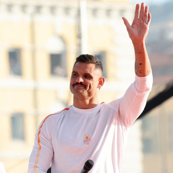 Florent Manaudou - lors de la cérémonie d'arrivée de la flamme olympique au Vieux-Port de Marseille, France, le 8 mai 2024, avant les Jeux olympiques et paralympiques de Paris 2024. Le transfert de la flamme à terre d'un navire de haut du XIXème siècle marquera le début du relais de la torche olympique de 12 000 kilomètres (7500 milles) à travers la France. © Dominique Jacovides/Bestimage