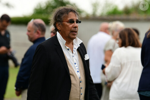 C'était son témoin lors de son premier mariage
Laurent Voulzy - Obsèques de Pascal Danel au cimetière de Bazoches-sur-le-Betez, le 31 juillet 2024. Sa famille et ses amis dont L.Voulzy, H.Léonard et B.Sauvat sont venus lui rendre un dernier hommage. Pascal Danel est décédé le 25 juillet 2024, victime d'un malaise cardiaque après une opération, à l'âge de 80 ans. © Romain Doucelin / Bestimage