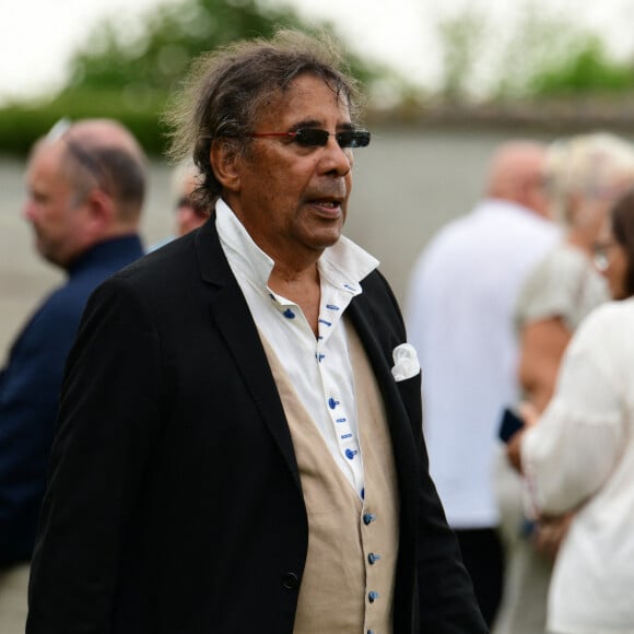 C'était son témoin lors de son premier mariage
Laurent Voulzy - Obsèques de Pascal Danel au cimetière de Bazoches-sur-le-Betez, le 31 juillet 2024. Sa famille et ses amis dont L.Voulzy, H.Léonard et B.Sauvat sont venus lui rendre un dernier hommage. Pascal Danel est décédé le 25 juillet 2024, victime d'un malaise cardiaque après une opération, à l'âge de 80 ans. © Romain Doucelin / Bestimage