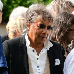 Comme il l'a expliqué à nos confrères de "Nice-Matin".
Laurent Voulzy, Margit, la première femme du défunt, et son fils Jean-Pierre Danel - Obsèques de Pascal Danel au cimetière de Bazoches-sur-le-Betez, le 31 juillet 2024. Sa famille et ses amis dont L.Voulzy, H.Léonard et B.Sauvat sont venus lui rendre un dernier hommage. Pascal Danel est décédé le 25 juillet 2024, victime d'un malaise cardiaque après une opération, à l'âge de 80 ans. © Romain Doucelin / Bestimage