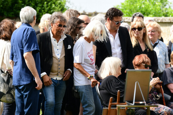 Comme il l'a expliqué à nos confrères de "Nice-Matin".
Laurent Voulzy, Margit, la première femme du défunt, et son fils Jean-Pierre Danel - Obsèques de Pascal Danel au cimetière de Bazoches-sur-le-Betez, le 31 juillet 2024. Sa famille et ses amis dont L.Voulzy, H.Léonard et B.Sauvat sont venus lui rendre un dernier hommage. Pascal Danel est décédé le 25 juillet 2024, victime d'un malaise cardiaque après une opération, à l'âge de 80 ans. © Romain Doucelin / Bestimage