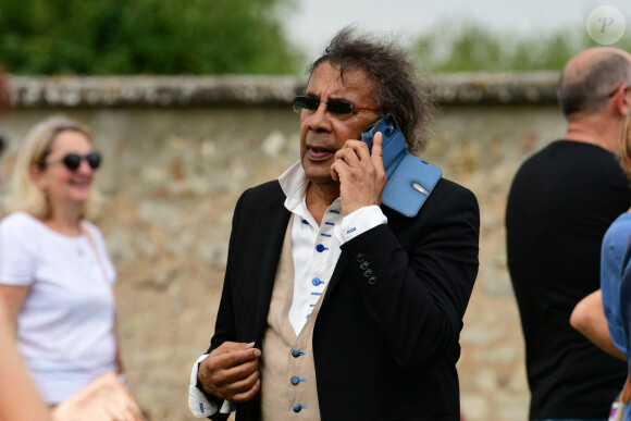 Il avait notamment été apercu à ses obsèques.
Laurent Voulzy - Obsèques de Pascal Danel au cimetière de Bazoches-sur-le-Betez, le 31 juillet 2024. Sa famille et ses amis dont L.Voulzy, H.Léonard et B.Sauvat sont venus lui rendre un dernier hommage. Pascal Danel est décédé le 25 juillet 2024, victime d'un malaise cardiaque après une opération, à l'âge de 80 ans. © Romain Doucelin / Bestimage