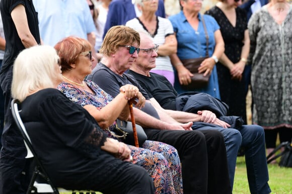 Margit, la première femme du défunt, guest, Bernard Sauvat, Herbert Léonard - Obsèques de Pascal Danel au cimetière de Bazoches-sur-le-Betez, le 31 juillet 2024. Sa famille et ses amis dont L.Voulzy, H.Léonard et B.Sauvat sont venus lui rendre un dernier hommage. Pascal Danel est décédé le 25 juillet 2024, victime d'un malaise cardiaque après une opération, à l'âge de 80 ans. © Romain Doucelin / Bestimage