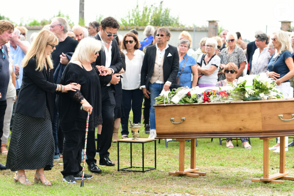 Bernard Sauvat, Herbert Léonard, Jean-Pierre Danel, le fils du défunt et sa mère Margit, Laurent Voulzy - Obsèques de Pascal Danel au cimetière de Bazoches-sur-le-Betez, le 31 juillet 2024. Sa famille et ses amis dont L.Voulzy, H.Léonard et B.Sauvat sont venus lui rendre un dernier hommage. Pascal Danel est décédé le 25 juillet 2024, victime d'un malaise cardiaque après une opération, à l'âge de 80 ans. © Romain Doucelin / Bestimage