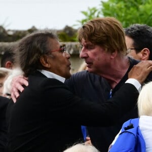 Laurent Voulzy et Bernard Sauvat - Obsèques de Pascal Danel au cimetière de Bazoches-sur-le-Betez, le 31 juillet 2024. Sa famille et ses amis dont L.Voulzy, H.Léonard et B.Sauvat sont venus lui rendre un dernier hommage. Pascal Danel est décédé le 25 juillet 2024, victime d'un malaise cardiaque après une opération, à l'âge de 80 ans. © Romain Doucelin / Bestimage