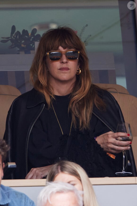 Daphné Bürki dans les tribunes au même moment dans les tribunes des Internationaux de France de tennis de Roland Garros 2024 à Paris, France, le 2 juin 2024. © Jacovides-Moreau/Bestimage