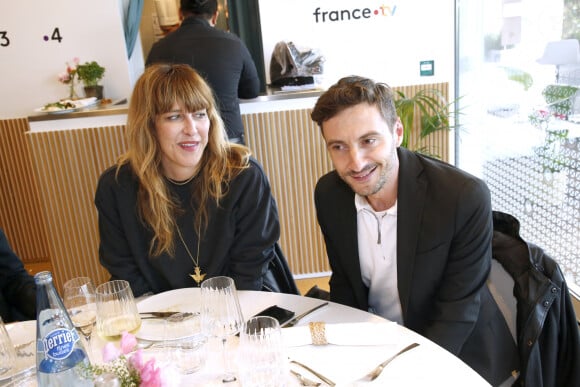 Exclusif - Daphné Bürki et Thomas Jolly (Directeur artistique des cérémonies aux Jeux Olympiques de Paris 2024) au déjeuner dans la loge de France TV lors des Internationaux de France de Tennis de Roland Garros 2024 - Jour 09 à Paris, France, le 3 juin 2024. © Bertrand Rindoff/Bestimage