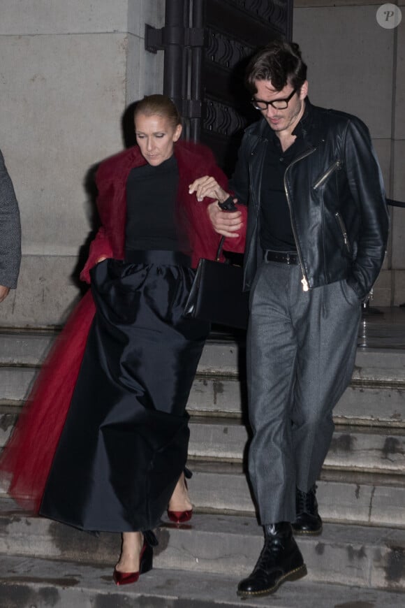 Céline Dion (Manteau en tulle rouge) et Pepe Munoz à la sortie du restaurant Girafe à Paris, France, le 27 janvier 2019.