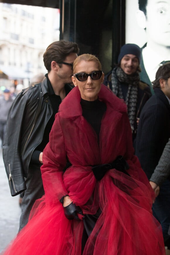 Céline Dion (manteau en tulle rouge) et Pepe Munoz arrivent au théâtre Mogador pour assiter à la comédie musicale Chicago, à Paris, France, le 27 janvier 2019.