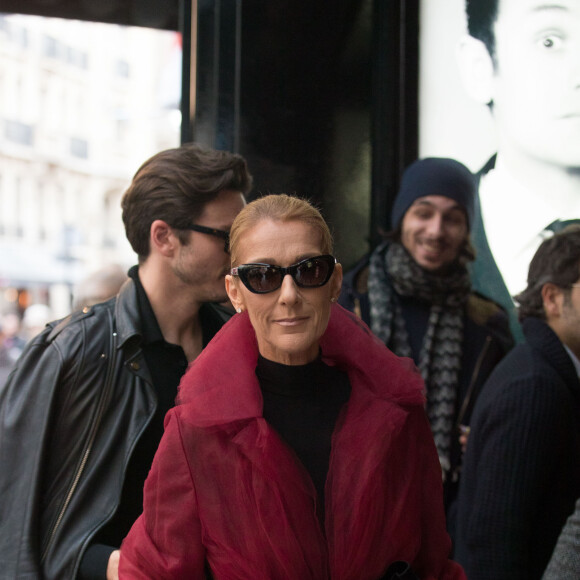 Céline Dion (manteau en tulle rouge) et Pepe Munoz arrivent au théâtre Mogador pour assiter à la comédie musicale Chicago, à Paris, France, le 27 janvier 2019.