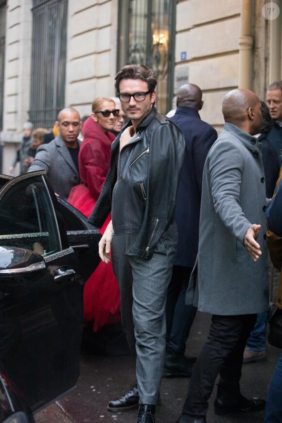 Céline Dion (manteau en tulle rouge) et Pepe Munoz arrivent au théâtre Mogador pour assiter à la comédie musicale Chicago, à Paris, France, le 27 janvier 2019.