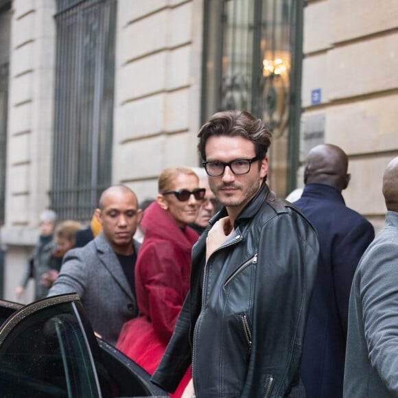 Céline Dion (manteau en tulle rouge) et Pepe Munoz arrivent au théâtre Mogador pour assiter à la comédie musicale Chicago, à Paris, France, le 27 janvier 2019.