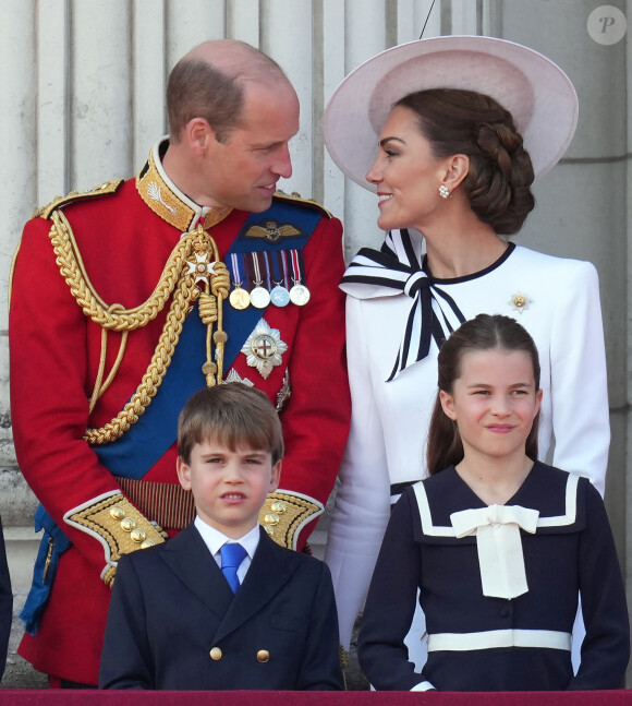 Bien que le palais n'a pas confirmé son prochain établissement, Ingrid Seward affirme que Kate Middleton et le prince William vont par ailleurs bientôt choisir sa prochaine école.
Le prince Louis, la princesse Charlotte, le prince William, prince de Galles, Catherine Kate Middleton, princesse de Galles - Les membres de la famille royale britannique au balcon du Palais de Buckingham lors de la parade militaire "Trooping the Colour" à Londres le 15 juin 2024 © Julien Burton / Bestimage 