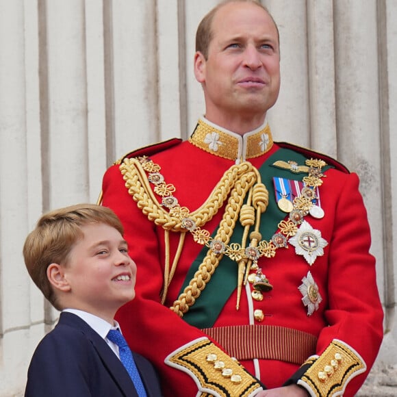 Actuellement scolarisé à l'école Lambrook, où il est actuellement avec la princesse Charlotte (9 ans), et le prince Louis (6 ans), le prince George n'ira pas à l'école secondaire 
le prince William, duc de Cambridge et son fils le prince George - Les membres de la famille royale regardent le défilé Trooping the Colour depuis un balcon du palais de Buckingham à Londres lors des célébrations du jubilé de platine de la reine