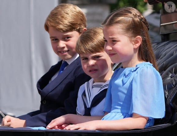 Le prince George de Cambridge, le prince Louis et la princesse Charlotte - Les membres de la famille royale regardent le défilé Trooping the Colour depuis un balcon du palais de Buckingham à Londres lors des célébrations du jubilé de platine de la reine le 2 juin 2022. 