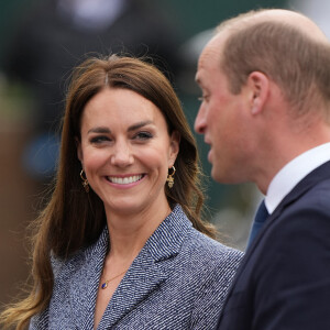 Le prince William et Catherine Kate Middleton assistent à l'ouverture officielle du mémorial Glade of Light à Manchester le 10 mai 2022. 