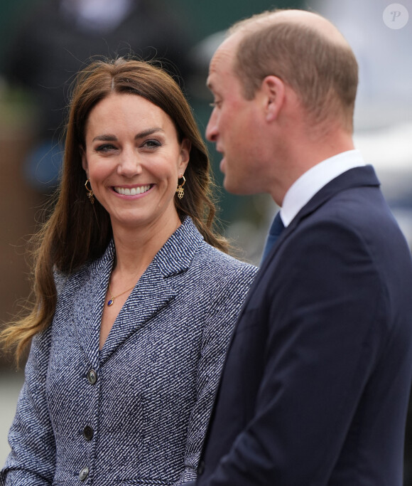 Le prince William et Catherine Kate Middleton assistent à l'ouverture officielle du mémorial Glade of Light à Manchester le 10 mai 2022. 