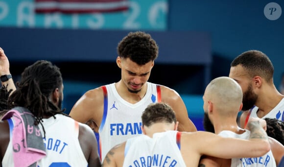 L'équipe de France était soudée face à cette défaite après un match où elle a tout donné
Victor Wembanyama en larmes - Finale de basketball opposant les Etats-Unis à la France (98-87) lors des Jeux Olympiques de Paris 2024 (JO) à l'Arena Bercy, à Paris, France, le 10 août 2024. © Jacovides-Perusseau/Bestimage