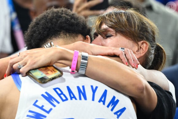 Elodie de Fautereau et son fils Victor Wembanyama - Finale de basketball opposant les Etats-Unis à la France (98-87) lors des Jeux Olympiques de Paris 2024 (JO) à l'Arena Bercy, à Paris, France, le 10 août 2024.© Federico Pestellini / Panoramic / Bestimage