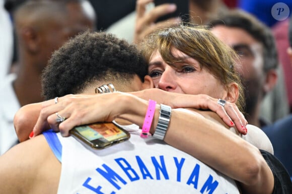 Elodie de Fautereau et son fils Victor Wembanyama  - Finale de basketball opposant les Etats-Unis à la France (98-87) lors des Jeux Olympiques de Paris 2024 (JO) à l'Arena Bercy, à Paris, France, le 10 août 2024. © Federico Pestellini / Panoramic / Bestimage