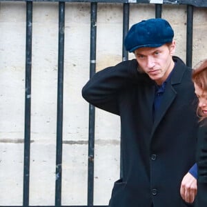 "J'ai trois enfants et je travaille chez moi. Je jongle avec les horaires de chacun"
Le chanteur Raphaël (Raphaël Haroche) et sa compagne Mélanie Thierry - Obsèques du photographe allemand Peter Lindbergh en l'église Saint-Sulpice à Paris le 24 septembre 2019. 