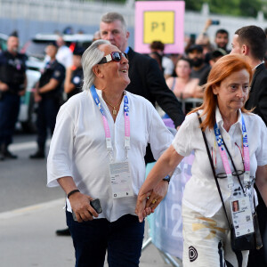 Le chanteur non-voyant a assisté à la finale du tournoi de basket-ball des Jeux Olympiques de Paris entre la France et les États-Unis
Gilbert Montagné et sa femme Nikole Montagné - Arrivées à la finale de basketball "France vs USA" à l'Arena Bercy à Paris, lors des Jeux Olympiques Paris 2024. Le 10 août 2024 © Perusseau-Jacovides / Bestimage